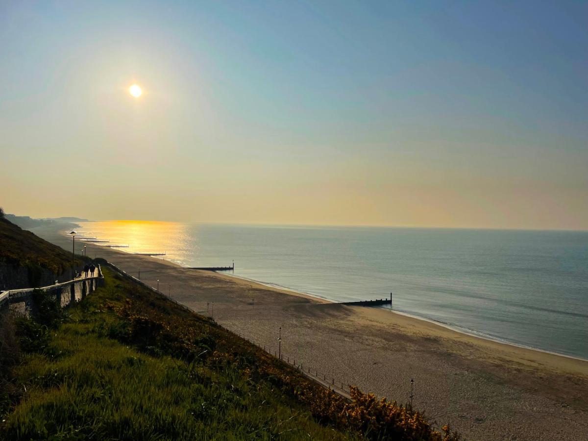 Private Two Bedroom Residence In Southbourne - Private Parking - Off The High Street - Minutes Away From The Beach Μπόρνμουθ Εξωτερικό φωτογραφία