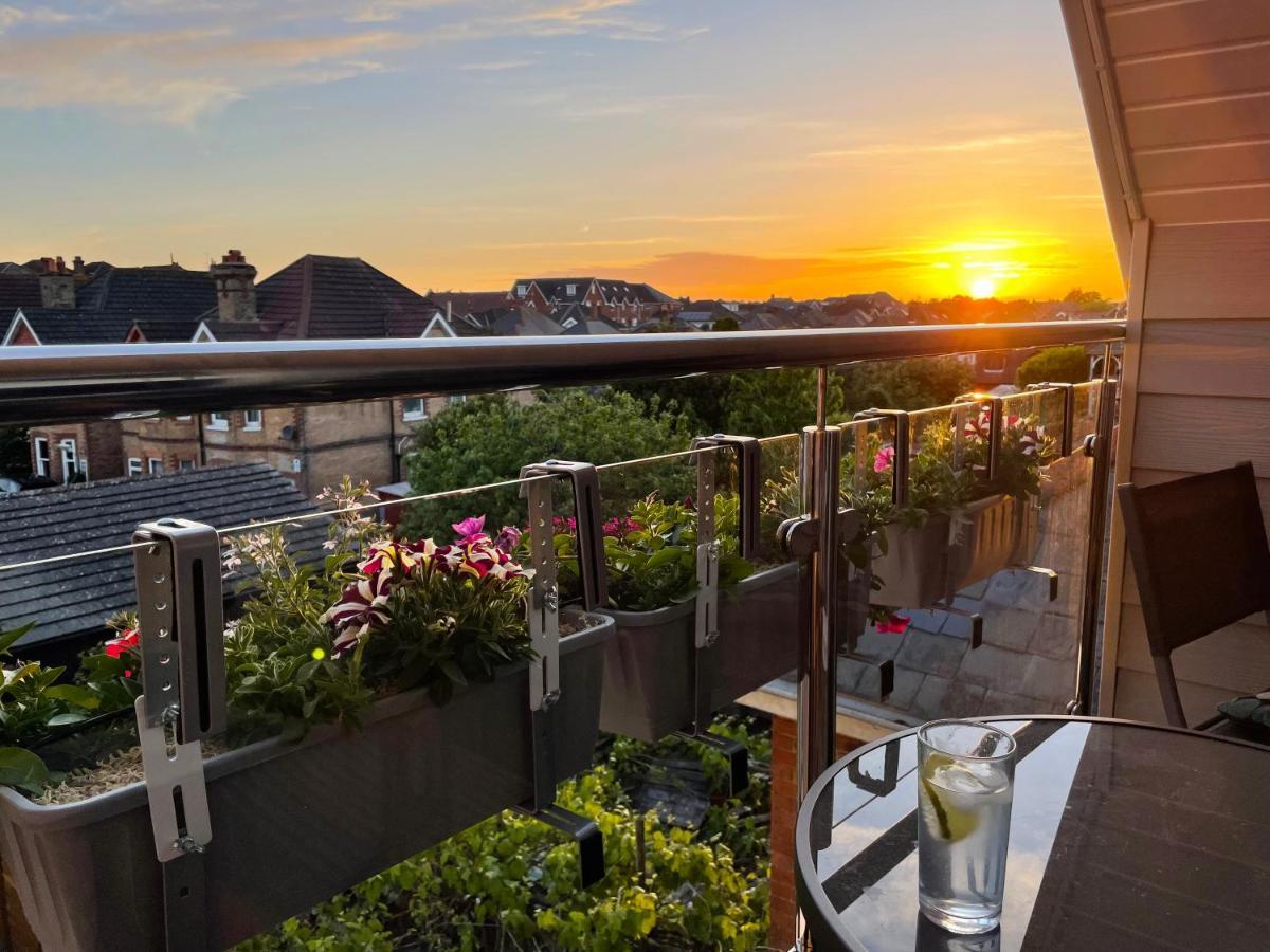 Private Two Bedroom Residence In Southbourne - Private Parking - Off The High Street - Minutes Away From The Beach Μπόρνμουθ Εξωτερικό φωτογραφία