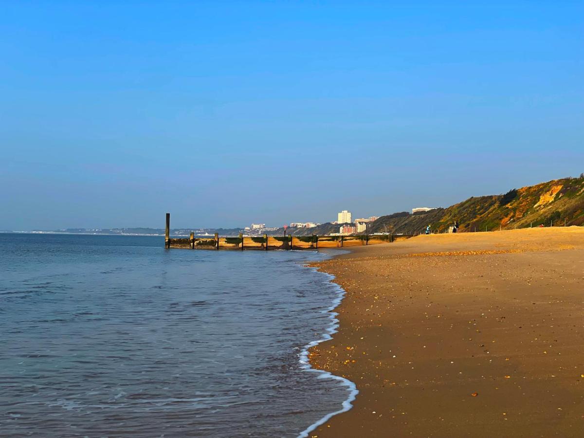 Private Two Bedroom Residence In Southbourne - Private Parking - Off The High Street - Minutes Away From The Beach Μπόρνμουθ Εξωτερικό φωτογραφία