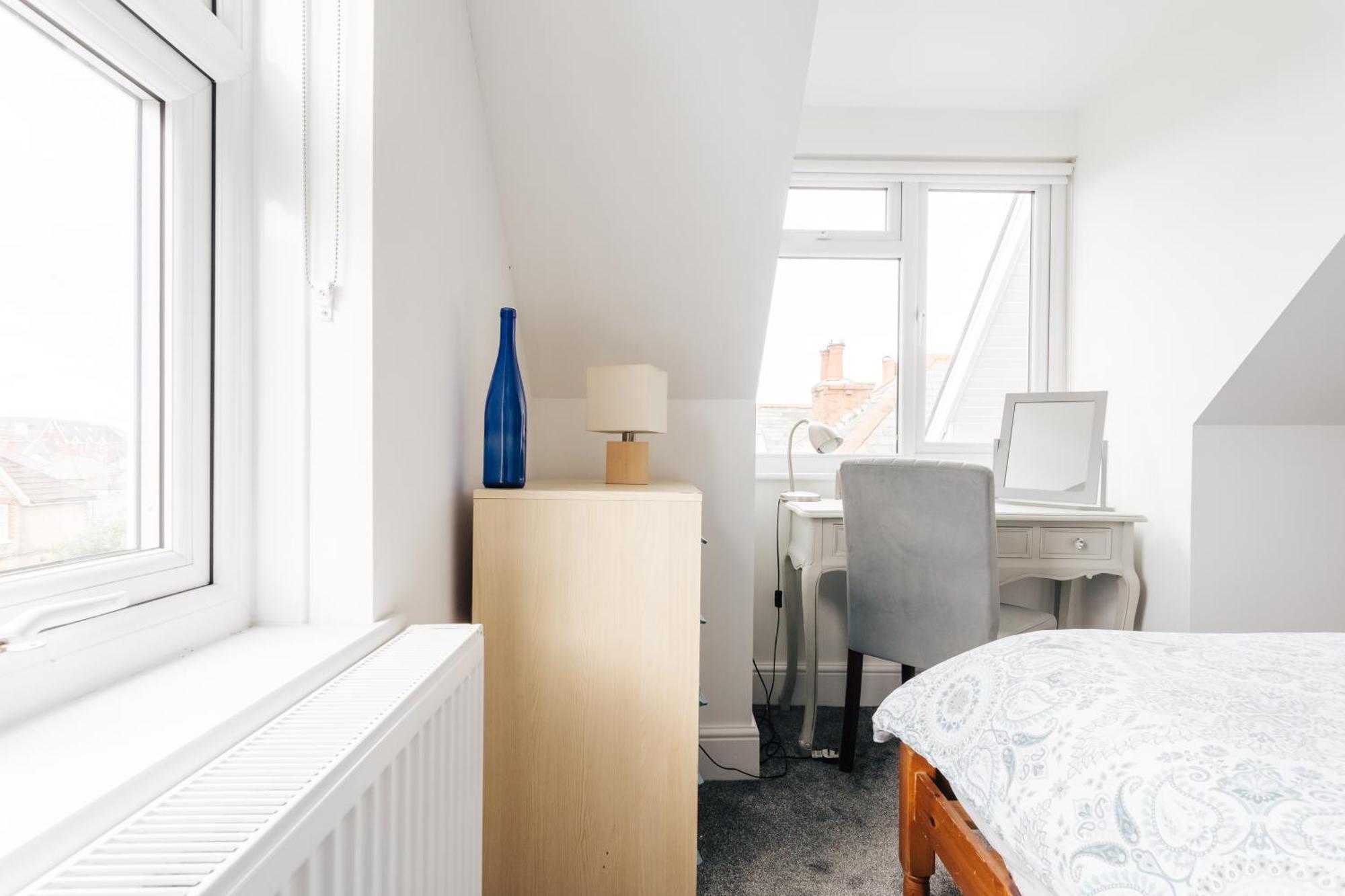 Private Two Bedroom Residence In Southbourne - Private Parking - Off The High Street - Minutes Away From The Beach Μπόρνμουθ Εξωτερικό φωτογραφία