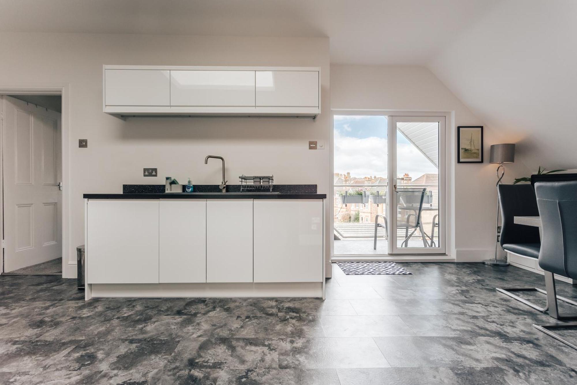 Private Two Bedroom Residence In Southbourne - Private Parking - Off The High Street - Minutes Away From The Beach Μπόρνμουθ Εξωτερικό φωτογραφία