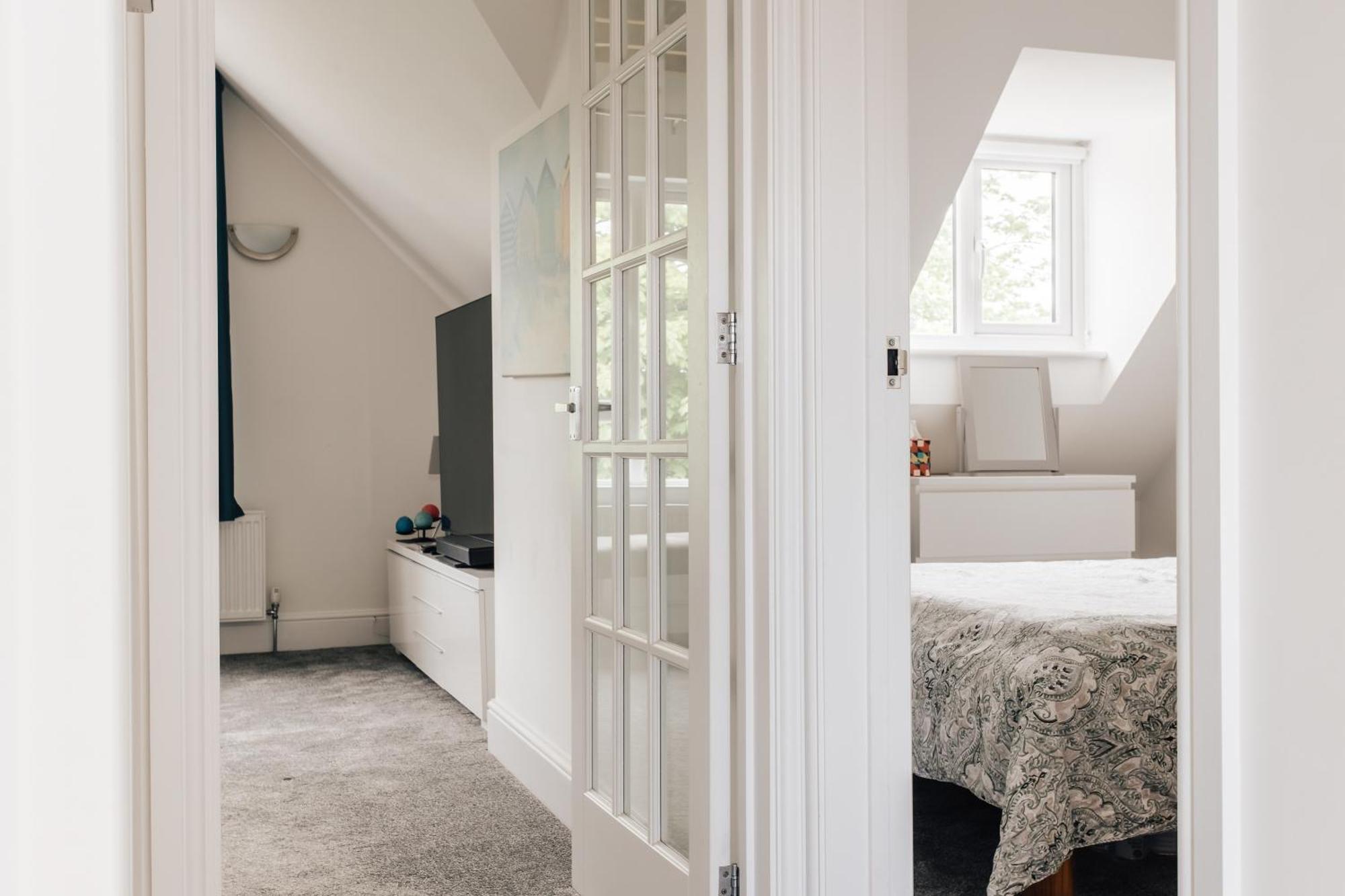 Private Two Bedroom Residence In Southbourne - Private Parking - Off The High Street - Minutes Away From The Beach Μπόρνμουθ Εξωτερικό φωτογραφία