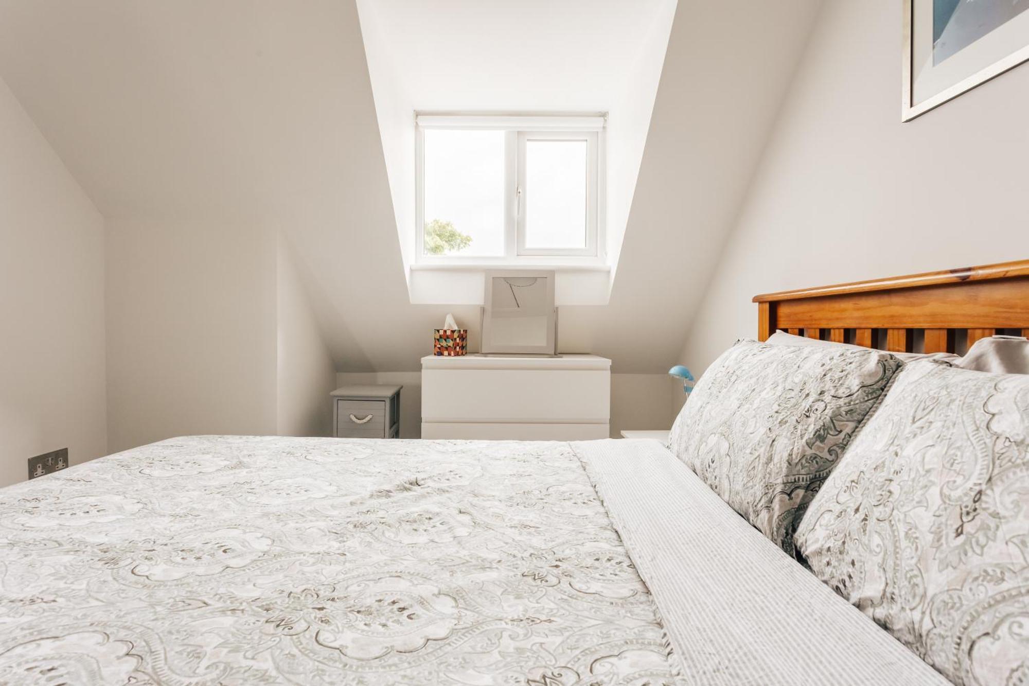 Private Two Bedroom Residence In Southbourne - Private Parking - Off The High Street - Minutes Away From The Beach Μπόρνμουθ Εξωτερικό φωτογραφία