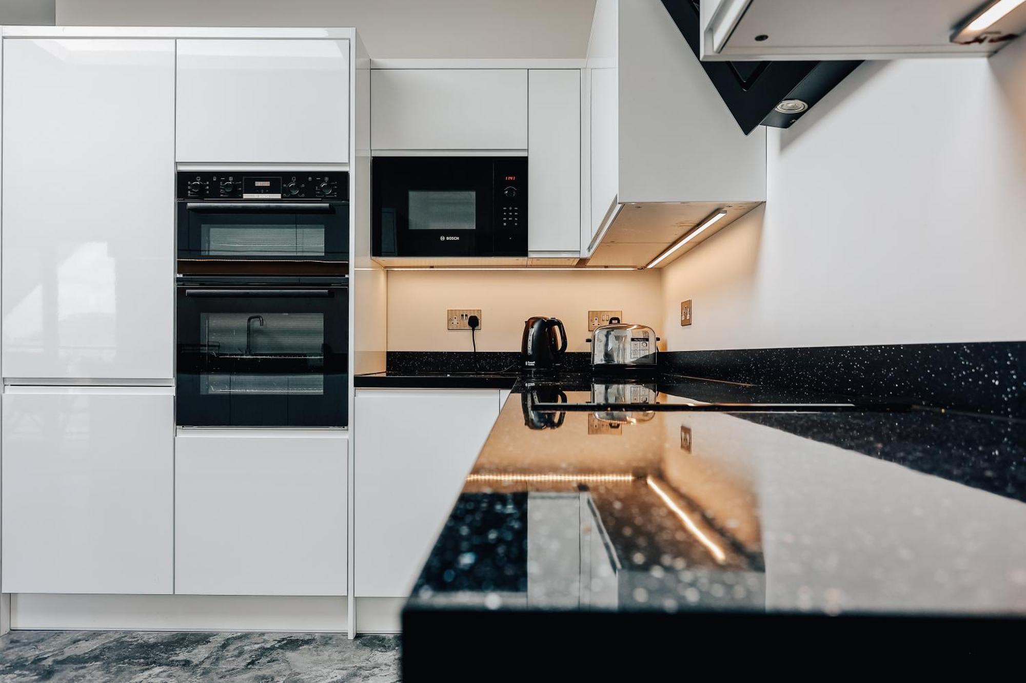 Private Two Bedroom Residence In Southbourne - Private Parking - Off The High Street - Minutes Away From The Beach Μπόρνμουθ Εξωτερικό φωτογραφία