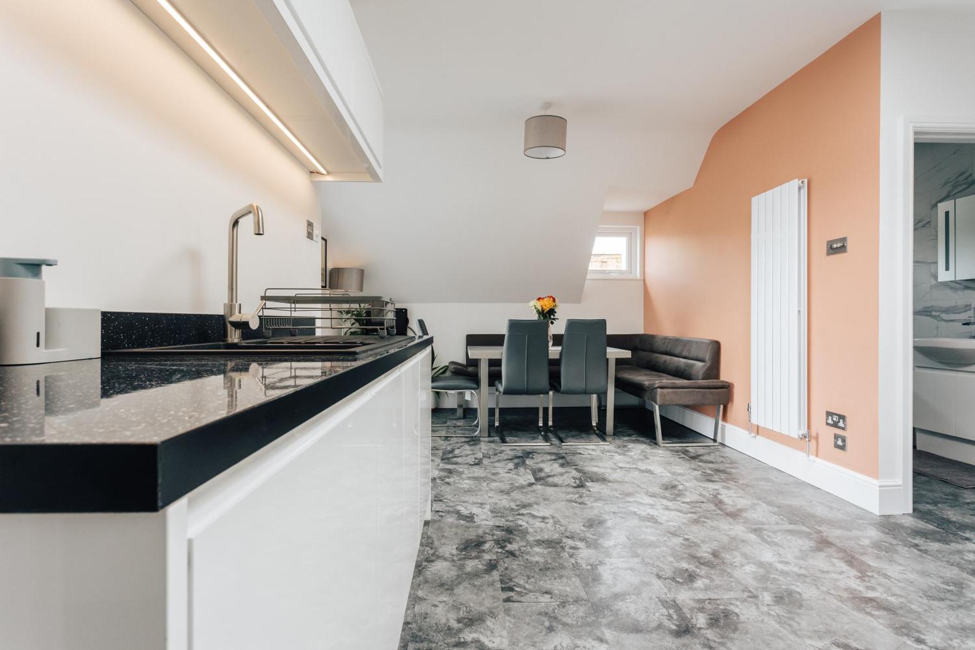 Private Two Bedroom Residence In Southbourne - Private Parking - Off The High Street - Minutes Away From The Beach Μπόρνμουθ Εξωτερικό φωτογραφία